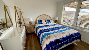 LOW HEAD beachside bungalow "Cockle Shell"