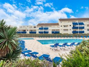 Logement au bord de locéan avec piscine
