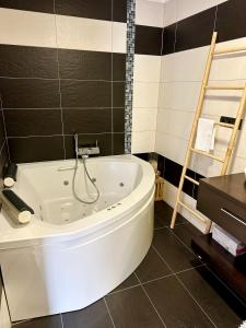 Casa con jacuzzi y piscina con vistas al castillo