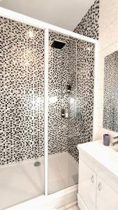 12 Beds 4 Baths 2 Renovated Apts 2nd & 3rd Flr