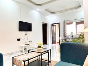 Cityscape Comfort - Stylish 3BHK Central Getaway