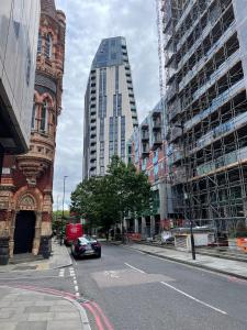 Modern Room in Lambeth with City Views