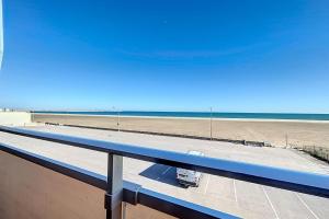 Charming T2 with terrace on the seafront