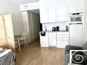 Rauhallinen studio isolla parvekkeella