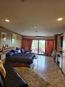 Spacious lakeview condo in Palm pavilion near Hua hin airport