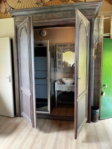 Artist Ernest Renouxs Atelier, Romantic Retreat