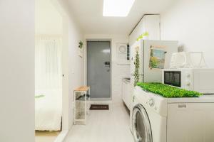 Gangnam, near subway, full option, 2 bedrooms, 2 Queen,Up to 4 people