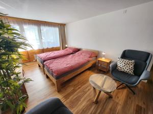 Für 4 Pers neben Talstation Parsennbahn Bünda-Lift Skipiste mit privater Dachterrasse