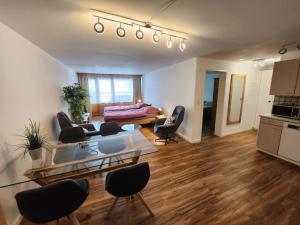 Für 4 Pers neben Talstation Parsennbahn Bünda-Lift Skipiste mit privater Dachterrasse