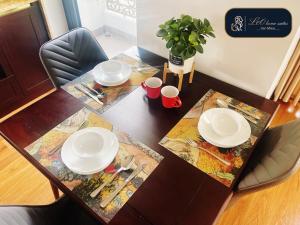 Home suites -Natural light -Projector -Spacious - 2BR incenter