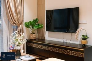 Home suites -Natural light -Projector -Spacious - 2BR incenter