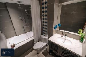 Home suites -Natural light -Projector -Spacious - 2BR incenter
