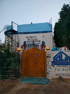 Mountain hug house - El Asasif