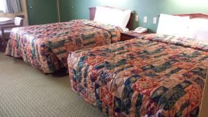 Queen Room with Two Queen Beds room in Family Budget Inn Harrison