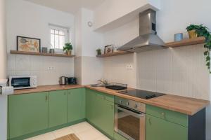 CharmCity Apartment with Air-condition