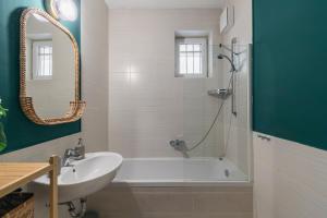 CharmCity Apartment with Air-condition