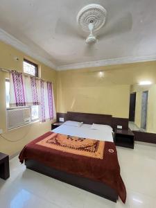 Hotel Gopi Vallabh I 200mtr from shreenathji temple only 966o9o1oo6
