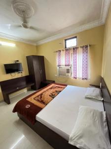 Hotel Gopi Vallabh I 200mtr from shreenathji temple only 966o9o1oo6