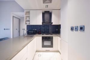 Upscale 2BR in Lively Building