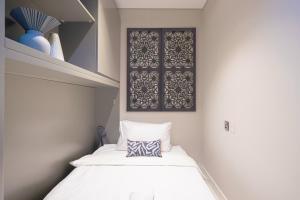 Upscale 2BR in Lively Building