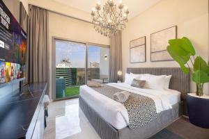 Upscale 2BR in Lively Building