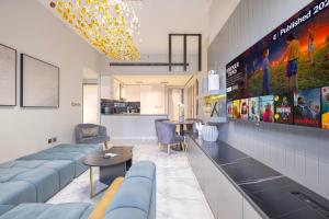 Upscale 2BR in Lively Building