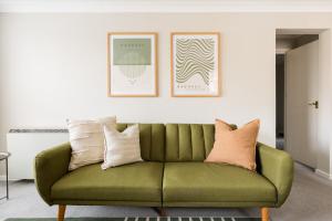 Modern 2-Bedroom Apartments with Free Parking in Leamington Spa