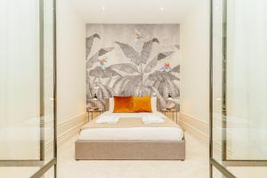 Loft with balcony and a gorgeous classic ceiling