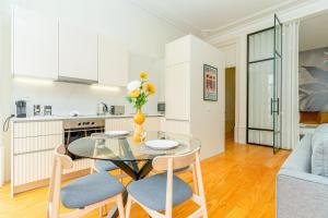 Loft with balcony and a gorgeous classic ceiling