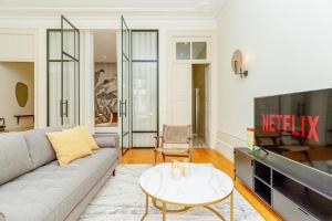 Loft with balcony and a gorgeous classic ceiling