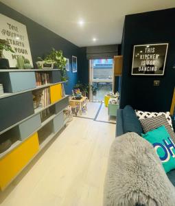 Stylish & Modern 2-Bed London Apartment with Private Terrace