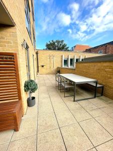 Stylish & Modern 2-Bed London Apartment with Private Terrace