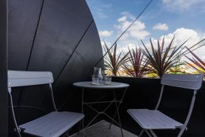 Modern apt with private balcony in the city center