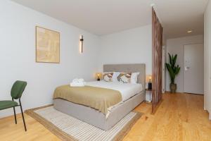 Modern apt with private balcony in the city center