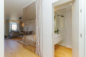 Modern apt with private balcony in the city center