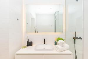 Modern apt with private balcony in the city center