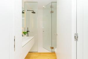 Modern apt with private balcony in the city center