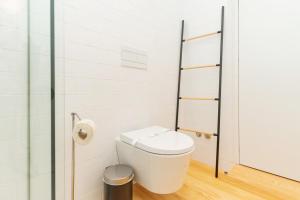 Modern apt with private balcony in the city center