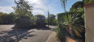 Appartements Les Elfes - avec entree autonome, clim neuve, jardin, parking prive & gourmandises offertes ! - : photos des chambres