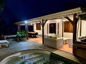 villa créole avec piscine privée - 戈亚夫