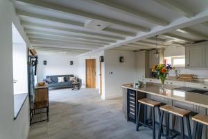 Tractor Shed, seaside cosy cottage for 4