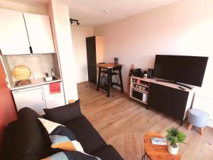 Joli studio front de mer Balcon WIFI vue cour