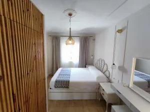 River House - Монрой