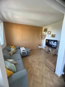 Quiet modern apartment & near city center