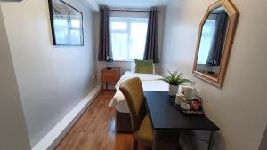 Single Room with Shared Bathroom room in Stansted Lodge