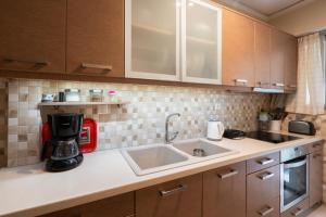 Large Central Apartment 5 minutes to Thissio Metro & Acropolis