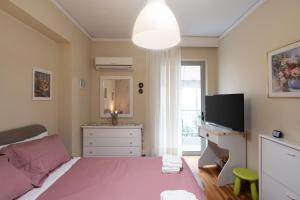 Large Central Apartment 5 minutes to Thissio Metro & Acropolis