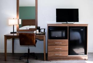 Standard Queen Room room in Walleye Inn