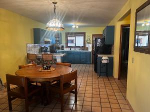 Casa de al lado - 2 bedroom house w bonus bunkhouse!