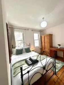 Stunning 2Bedroom House with Backyard in Stratford - West Ham